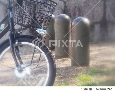 公園に停めてある自転車 公園に停めてある自転車 82888792