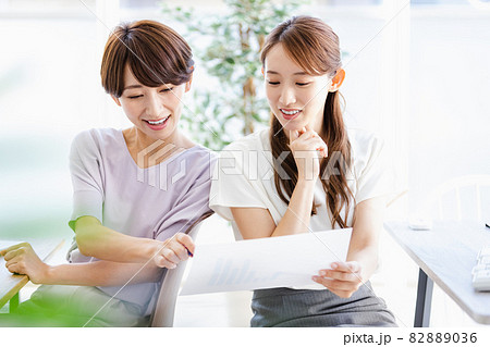 生き生きと働く職場のビジネスウーマン（若手と先輩） 82889036