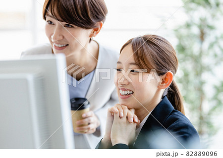 生き生きと働く職場のビジネスウーマン（若手とベテラン） 82889096