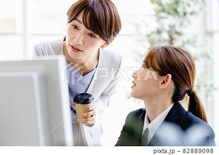 生き生きと働く職場のビジネスウーマン(若手とベテラン) 生き生きと働く職場のビジネスウーマン(若手とベテラン) 82889098