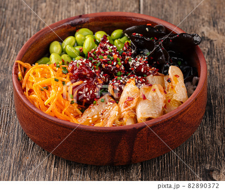 Hawaiian spicy chicken poke bowl with kimchi Hawaiian spicy chicken poke bowl with kimchi 82890372