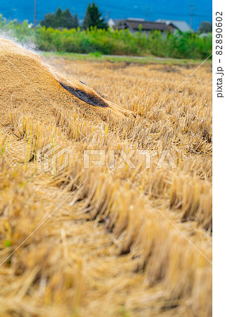 【秋素材】くん炭作り【長野県】 82890602