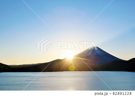 日本の夜明け　富士山と太陽 82891228