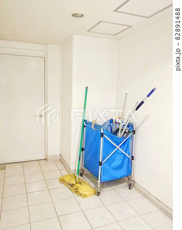 ビル内の清掃道具 82891488