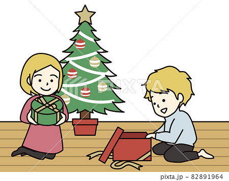 クリスマスプレゼントをもらう金髪の男の子と女の子 82891964
