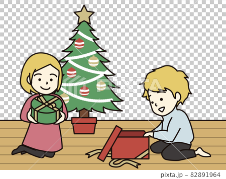 クリスマスプレゼントをもらう金髪の男の子と女の子 82891964
