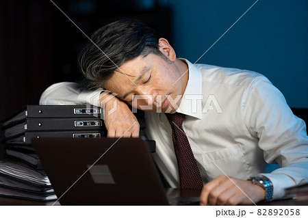 ビジネスマン　残業　ミドル男性　うたた寝 82892058