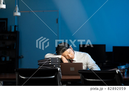 ビジネスマン　残業　ミドル男性　うたた寝 82892059