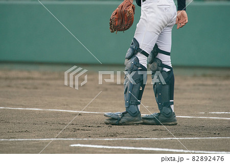 野球の試合中、ピッチャーや野手に声をかけて選手たちを鼓舞するキャッチャー 82892476