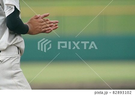 野球の試合中に拍手をして選手を鼓舞するコーチャーの手元 野球の試合中に拍手をして選手を鼓舞するコーチャーの手元 82893102