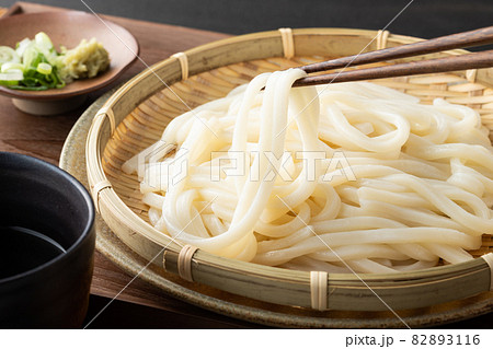 つるっとして喉越しの良いざるうどん 82893116