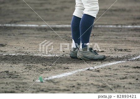 野球の試合中に選手たちに声をかけて鼓舞するコーチ 82893421