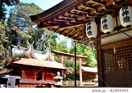 村屋坐彌冨都比賣神社(村屋神社) 拝殿(右)と本殿(左)【奈良県磯城郡田原本町】 村屋坐彌冨都比賣神社(村屋神社) 拝殿(右)と本殿(左)【奈良県磯城郡田原本町】 82894465