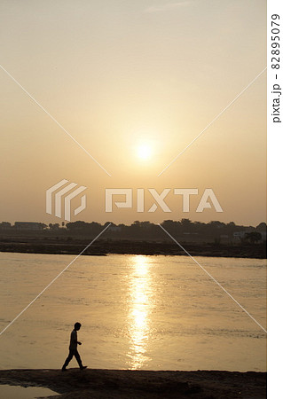 インド・ブッダガヤ 尼蓮禅河沿いを歩く男性 インド・ブッダガヤ 尼蓮禅河沿いを歩く男性 82895079