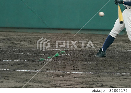 野球の試合中にピッチャーの投げた球を打つ瞬間のバッター 82895175