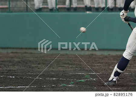 野球の試合中にピッチャーの投げた球を打つ瞬間の右バッター 野球の試合中にピッチャーの投げた球を打つ瞬間の右バッター 82895176