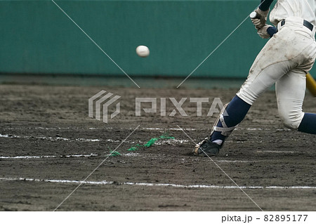 野球の試合中にピッチャーの投げた球を打つ瞬間の右バッターの写真素材 5177