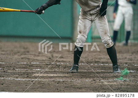 野球の試合中にバッターボックスに立ちルーティンを行うバッター 野球の試合中にバッターボックスに立ちルーティンを行うバッター 82895178