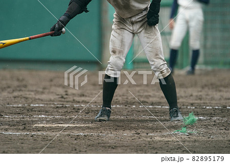 野球の試合中にバッターボックスに立ちルーティンを行うバッター 野球の試合中にバッターボックスに立ちルーティンを行うバッター 82895179