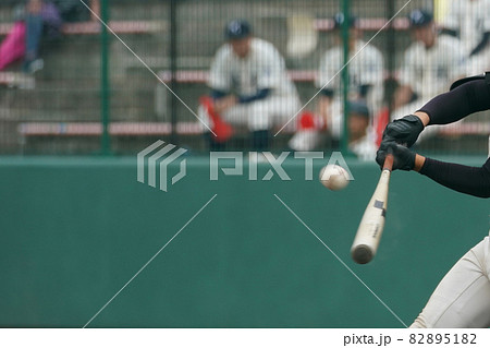 野球の試合中にピッチャーの投げた球をインパクトしてホームランにする左バッター 82895182