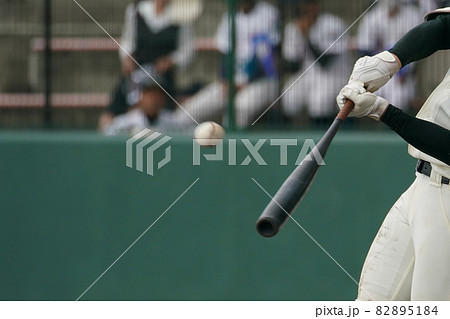 野球の試合中にピッチャーの投げた球を打つ瞬間の左バッターの写真素材 5184
