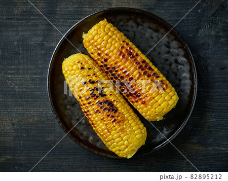 grilled corn on black plate grilled corn on black plate 82895212