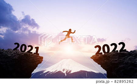 2022年イメージ ビジネス向け年賀状素材 飛躍する人物 2022年イメージ ビジネス向け年賀状素材 飛躍する人物 82895262