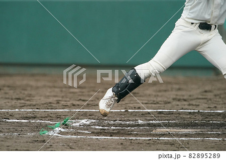 野球の試合中にピッチャーの投げた球にタイミングを合わせる左バッター 野球の試合中にピッチャーの投げた球にタイミングを合わせる左バッター 82895289