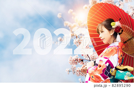 2022年年賀状素材 桜と日本人女性 2022年年賀状素材 桜と日本人女性 82895290