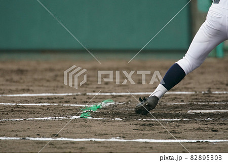野球の試合中にピッチャーの投げた球にタイミングを合わせる右バッター 野球の試合中にピッチャーの投げた球にタイミングを合わせる右バッター 82895303
