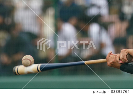 野球のシートノック中の監督コーチのバットと打球 82895764