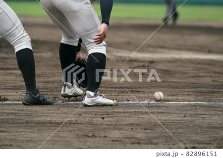 野球の試合中に白線上に転がる白球 野球の試合中に白線上に転がる白球 82896151