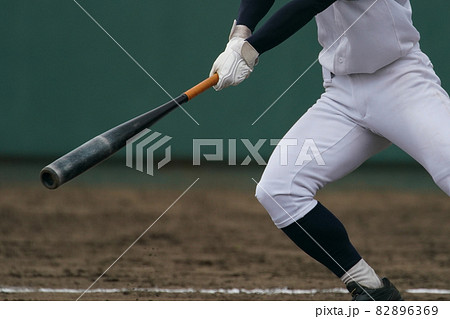 野球の試合中にピッチャーの投げた球にタイミングを合わせる左バッター 82896369