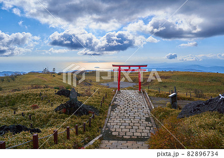 神奈川県箱根町 秋の箱根駒ヶ岳山頂の箱根神社元宮から鳥居方面 神奈川県箱根町 秋の箱根駒ヶ岳山頂の箱根神社元宮から鳥居方面 82896734