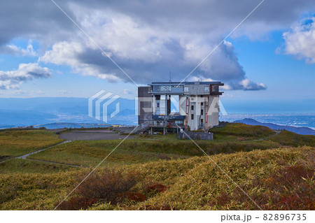神奈川県箱根町 秋の箱根駒ヶ岳山頂のロープウェイ頂上駅と駿河湾方面 神奈川県箱根町 秋の箱根駒ヶ岳山頂のロープウェイ頂上駅と駿河湾方面 82896735
