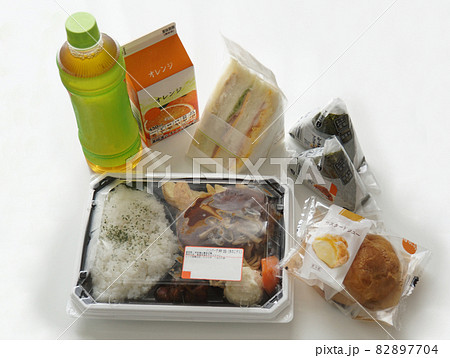 コンビニの食品 82897704