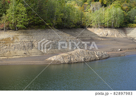 水位が低下したさっぽろ湖（水資源問題イメージ） 82897983