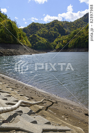 水位が低下したさっぽろ湖(水資源問題イメージ) 水位が低下したさっぽろ湖(水資源問題イメージ) 82897988
