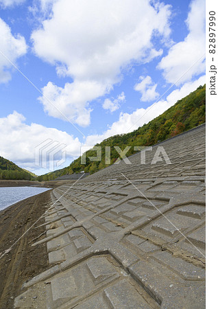 水位が低下したさっぽろ湖(水資源問題イメージ) 水位が低下したさっぽろ湖(水資源問題イメージ) 82897990