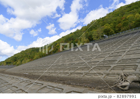 水位が低下したさっぽろ湖(水資源問題イメージ) 水位が低下したさっぽろ湖(水資源問題イメージ) 82897991