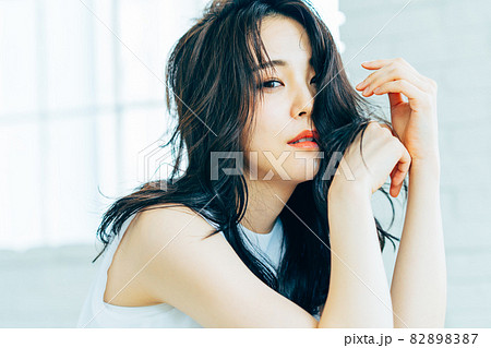 若い女性のヘアケア 若い女性のヘアケア 82898387