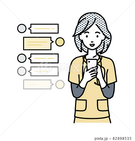 立ってスマートフォンで楽しくチャットで会話する看護師の女性 82898535