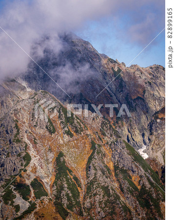 雲がかかる剱岳の険しい岩肌 雲がかかる剱岳の険しい岩肌 82899165