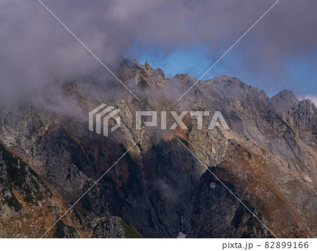 雲がかかる剱岳 82899166