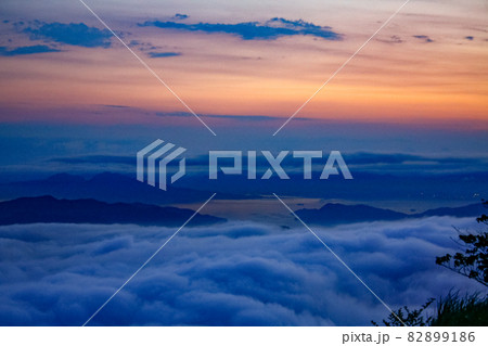 灰が峰から雲海を望む 82899186