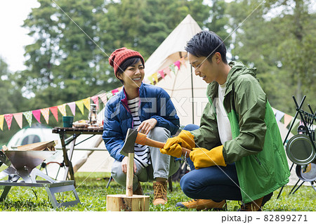 キャンプを楽しむ若い男女 82899271