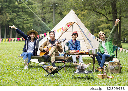 キャンプを楽しむ若い男女 キャンプを楽しむ若い男女 82899438