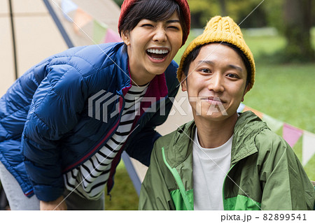 キャンプを楽しむ若い男女 キャンプを楽しむ若い男女 82899541