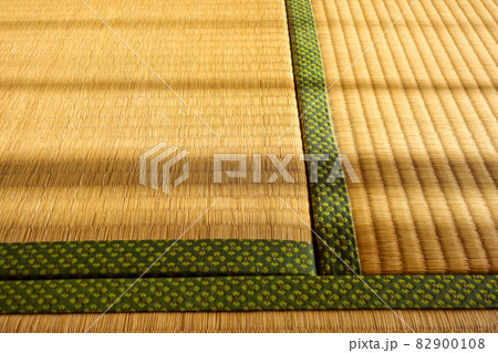 カーテン越しに畳に降り注ぐ朝日の光【和風イメージ】 82900108