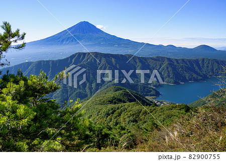 御坂・四ヶ岳より望む富士山と山並み 82900755